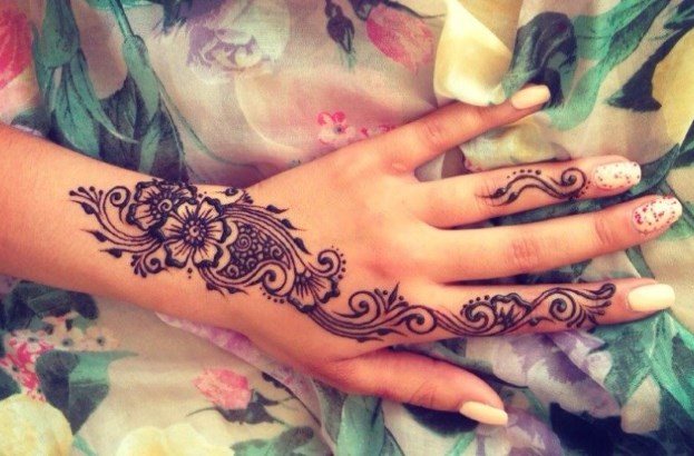 Tattoo henna (mehendi) on the hand - easy, small pictures. How long does the tattoo last. Price. Picture