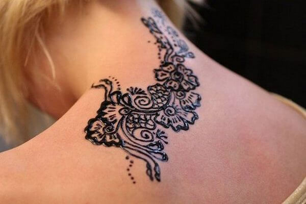 Tatuaggio henné sulla schiena di una ragazza