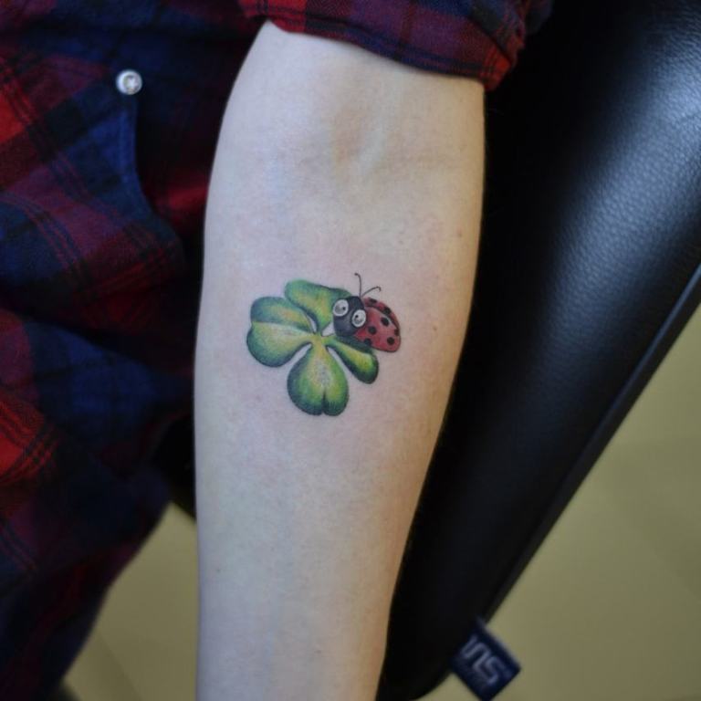 Tattoo ladybug clover