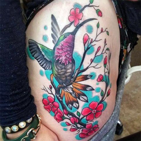 Tattoo of a hummingbird on the hip - photo