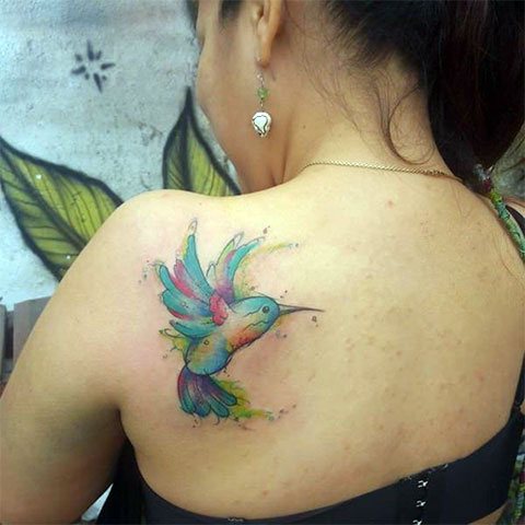 Hummingbird tattoo on the shoulder blade - photo