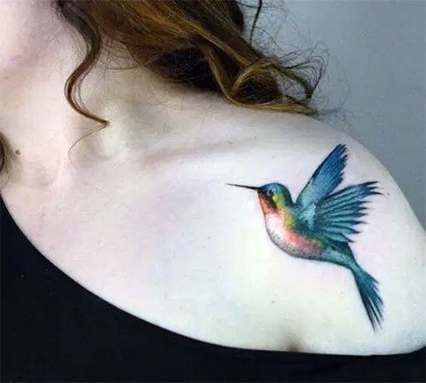 Tattoo hummingbird on a girl's shoulder - photo