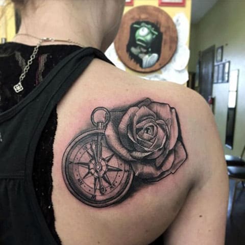 Tattoo compass and a rose on the scapula - photo
