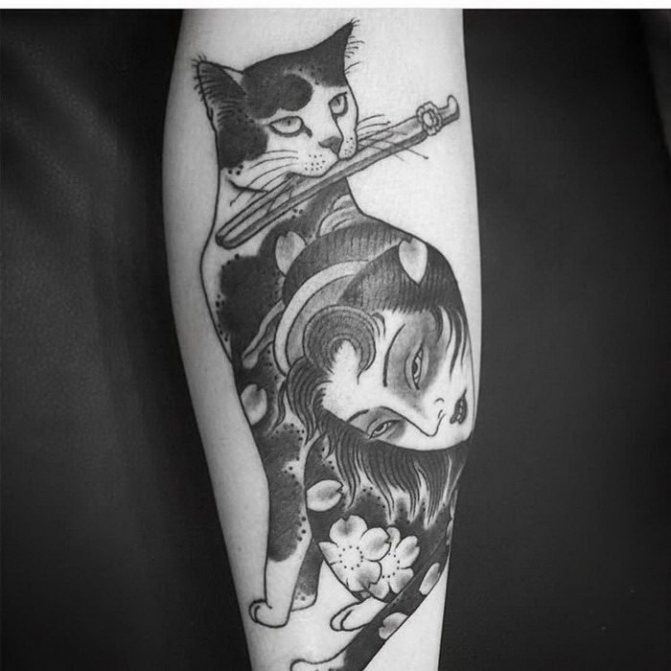 Tatuaggio di un gatto bianco e nero con una ragazza sull'avambraccio