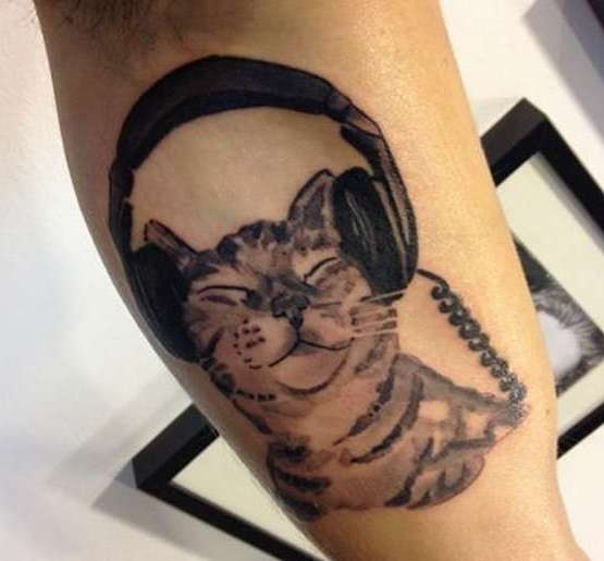 Tatuaggio del gatto con gli auricolari