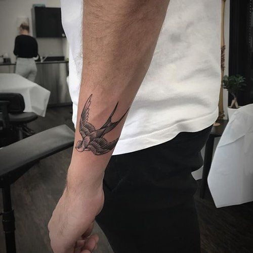Tatuaj înghițitură pe antebraț