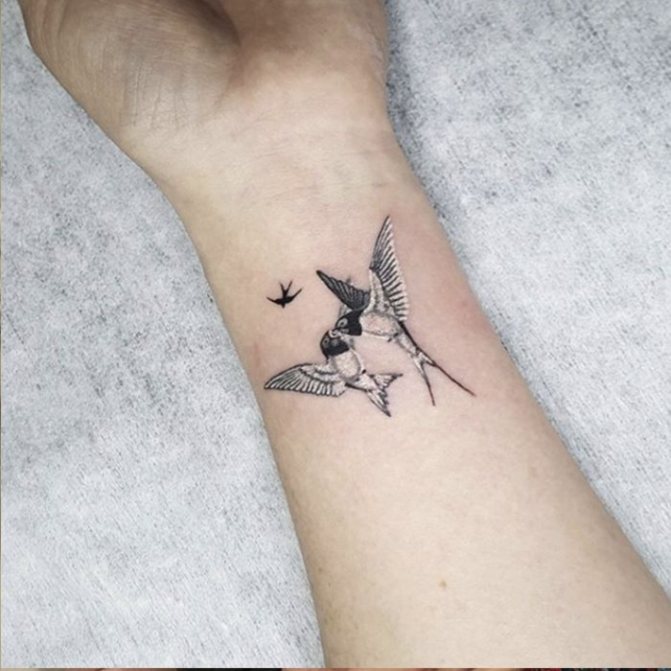 tattoo of a swallow on the wrist