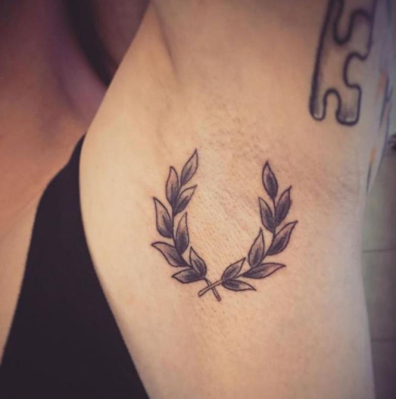 Tattoo laurel wreath (79 photos) - meaning and sketches on the neck, collarbone, arm, wrist, chest