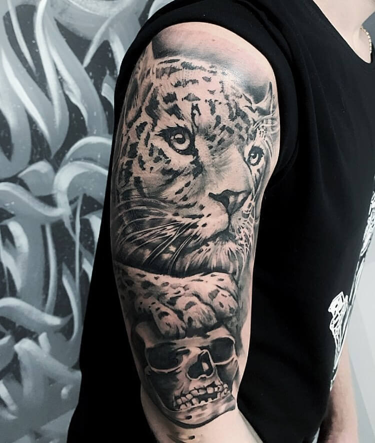 Tattoo leopard on the shoulder
