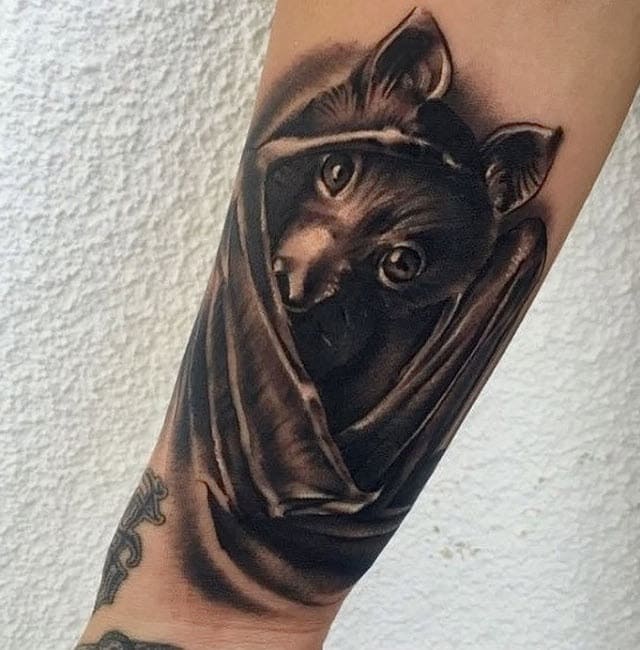 Tatuaggio pipistrello in stile realismo monocromatico
