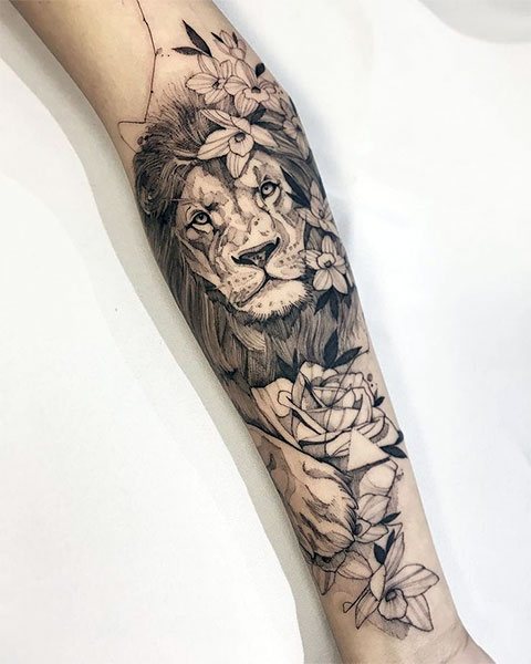 Tatuaż z lwem na ramieniu dziewczyny