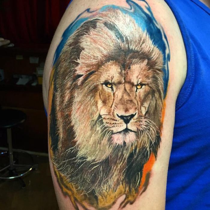 Tatuaż lew realizm akwarela realizm na ramieniu