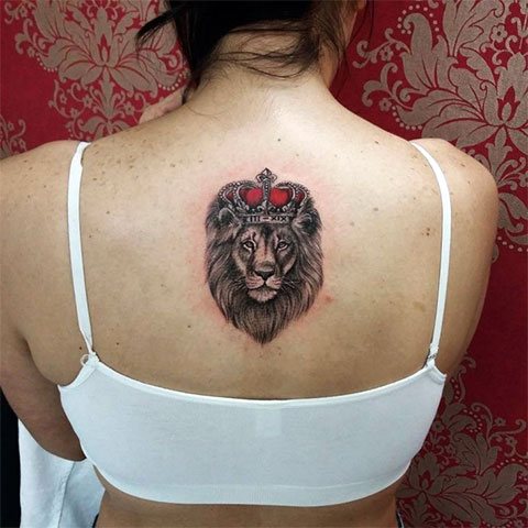 Tatuaż lew z koroną na plecach dziewczyny (zdjęcie)