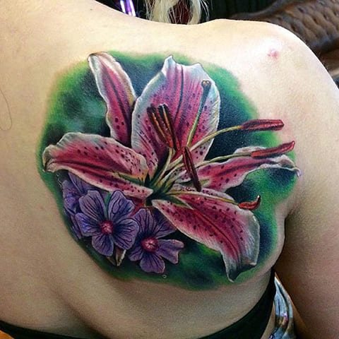 Tatuaggio di giglio per ragazze sulla schiena