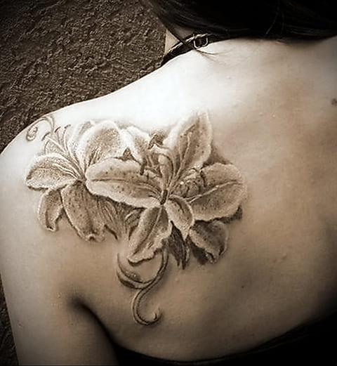 Tattoo of a lily on the shoulder blade - photo
