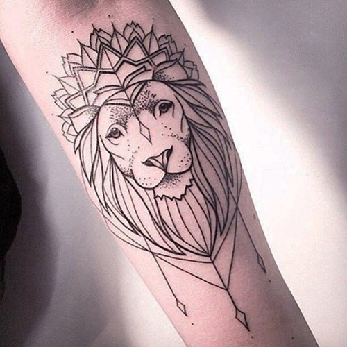 Tatuaż damski lew dla dziewcząt. Znaczenie, obrazki na ręce, nodze, plecach, udzie, ramieniu, nadgarstku, łopatce