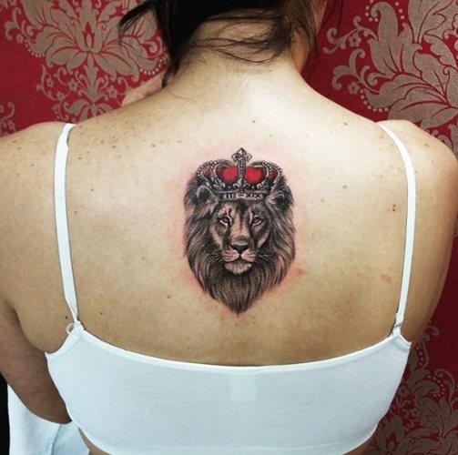 Tatuaż lwica dla dziewczyn. Znaczenie, zdjęcie na dłoni, stopie, plecach, biodrze, ramieniu, nadgarstku, łopatce