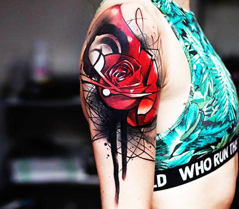 Tatuaggio papaveri sulla spalla di una ragazza - foto