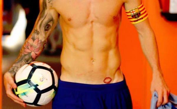 Tattoo Messi on his belly