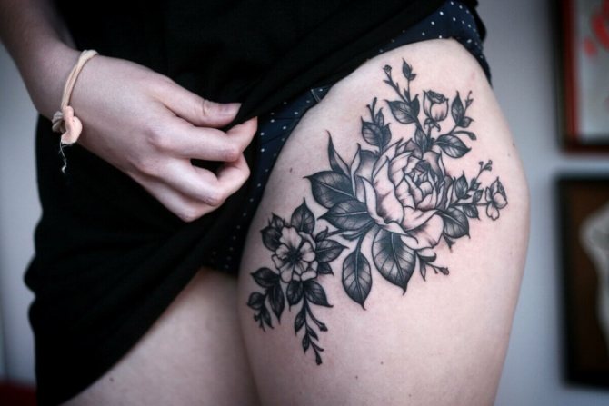 tattoo flowers on the hip