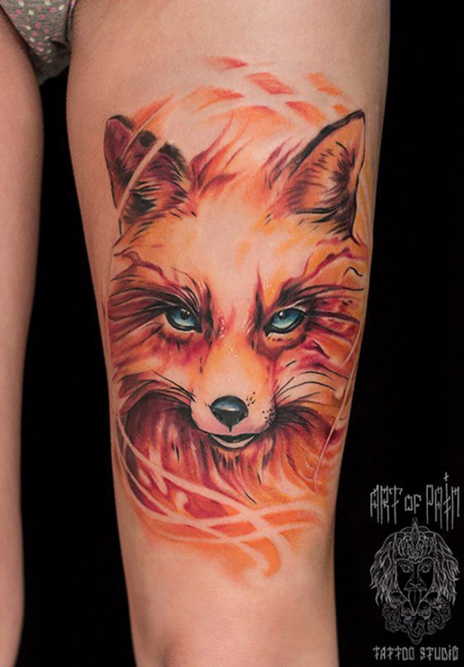 Tattoo fox realism on the hip