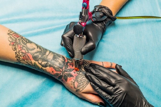 Tattoo on hand - Tattoo on hand - Hand tattoo - Tattoo on hand soreness