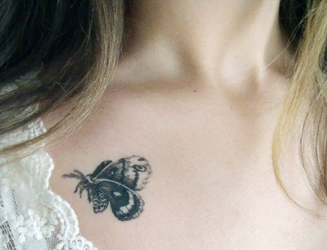 Tatuaggio donne su clavicola - tatuaggio farfalla su clavicola per ragazze