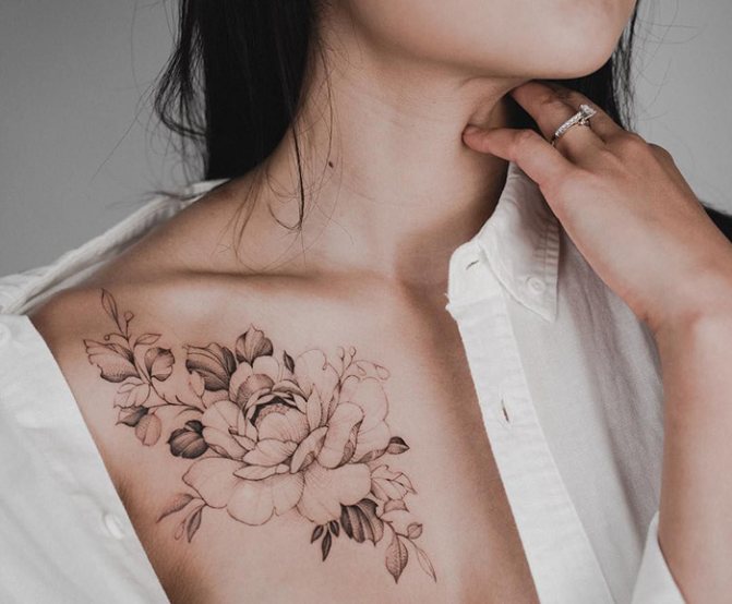 Tattoo on the collarbone
