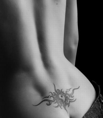 Tatuaj pe coccyx pentru fete. Fotografie și semnificație