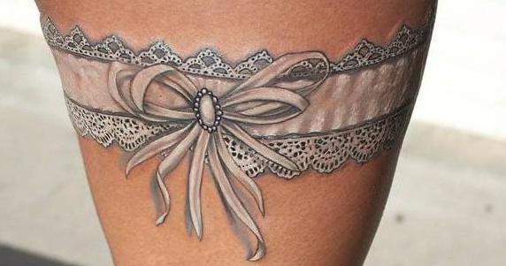 Tattoo on legs in the form of a garter