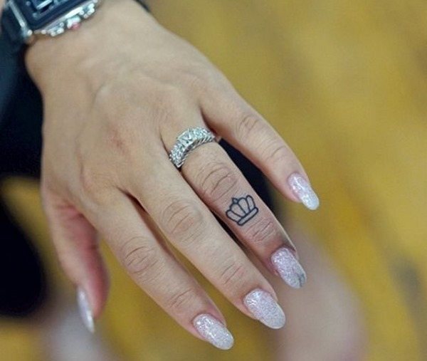 Tattoos on fingers for girls. Inscriptions, designs and their meanings of small tattoos
