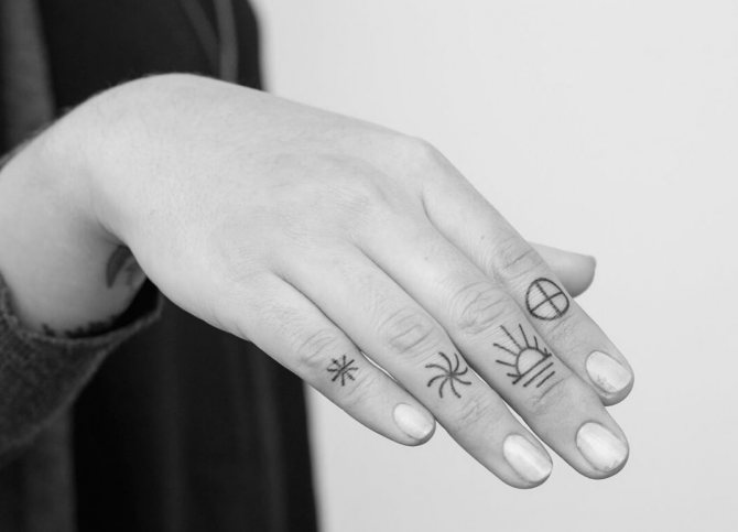 Tattoo on girls fingers