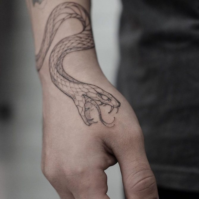 tatuaż na ramieniu od WUNDERKAMMER