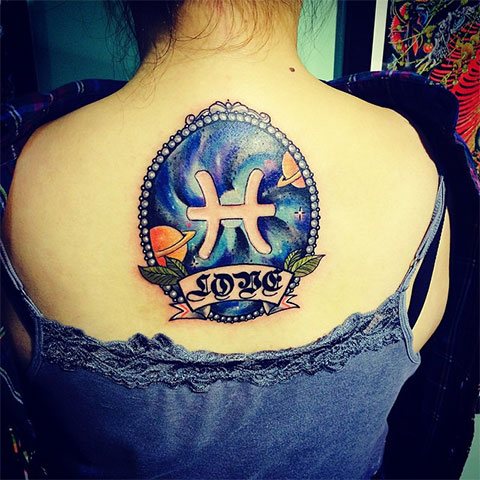 Tattoo on his back - the sign of the zodiac fish (photo)