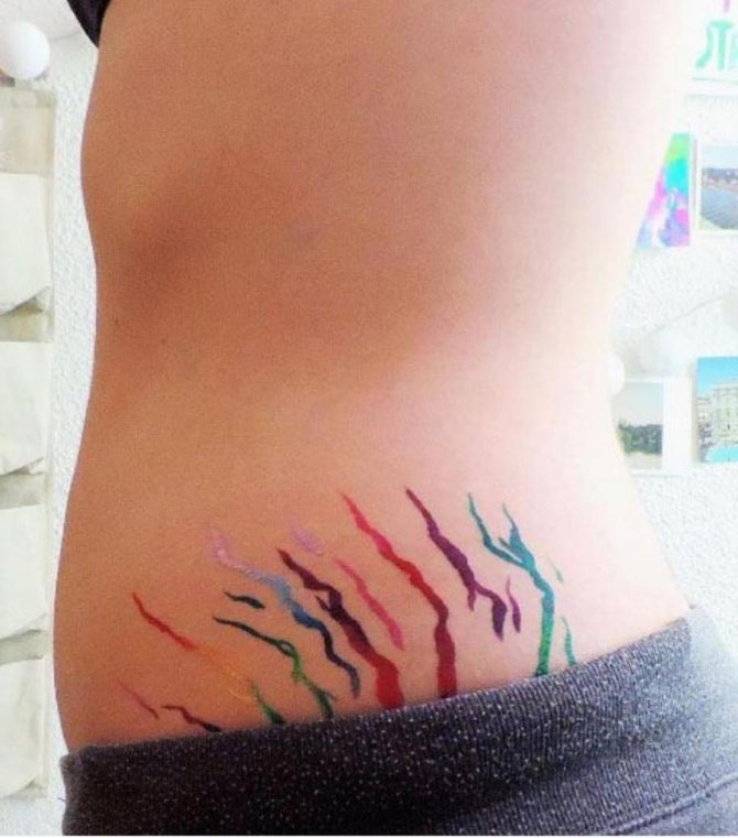 Tatuaj pe burtă după vergeturi