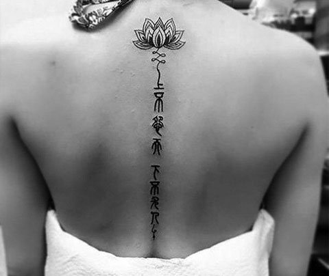 Inscripții de tatuaj pentru fete pe spate