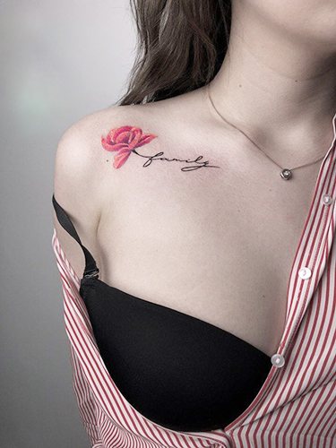 Tattoo inscriptions on the collarbone for girls in Latin with a translation, the Russian language. Photos, sketches