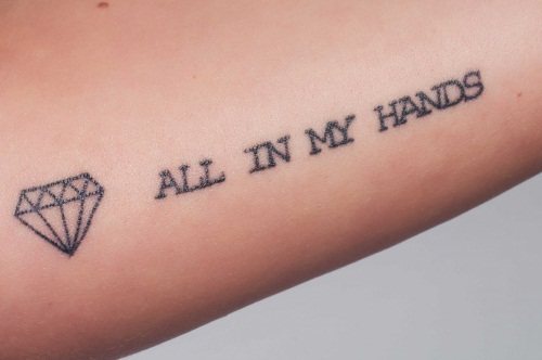 Inscripții tatuate pe brațul unei fete. Foto, schițe în limba latină cu traducere, semnificație