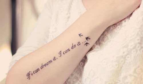 Inscripții tatuate pe brațul unei fete. Foto, schițe în limba latină cu traducere, semnificație