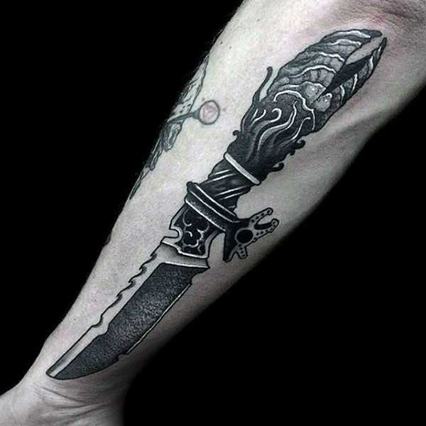 Tatuaggio di un coltello sul braccio