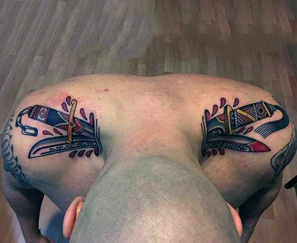 Tatuaj de cuțit pe deținut