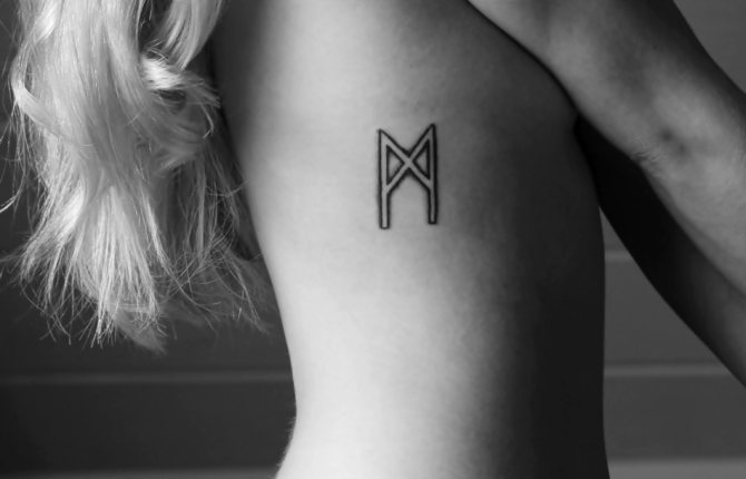 Tattoo amulet in the form of the Scandinavian rune maen