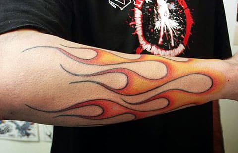 Tatuaggio di fuoco sul braccio di un uomo
