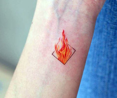 Tatuaggio fuoco sul polso