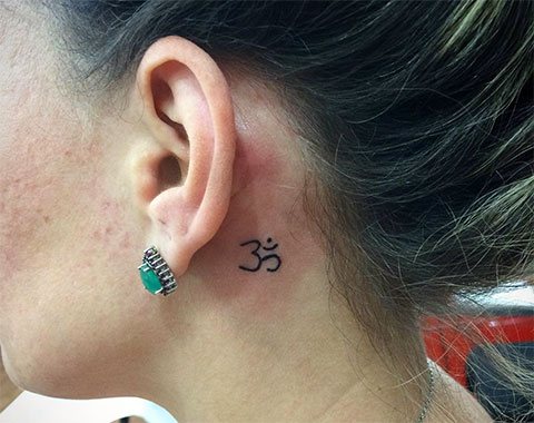 Tattoo Eom behind a girl's ear
