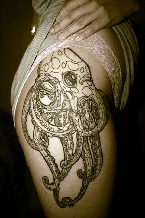 Tattoo of an octopus on a girl's thigh - photo