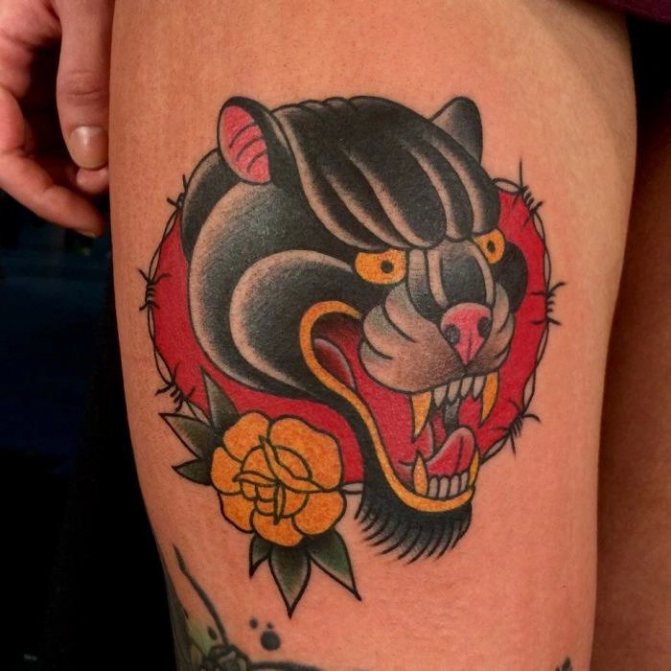 Panther tatuaj pe coapsă