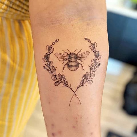 Tattoo bee on hand - photo