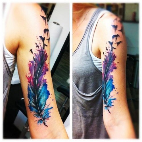 Tatuaggio di una piuma - significato in una ragazza con una parola, uccelli, pavone su una gamba, braccio, polso, stomaco, collo, schiena, clavicola, sul lato