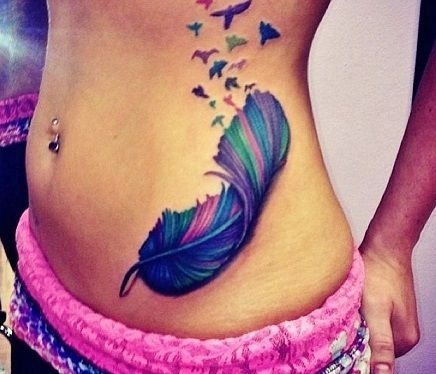 Tatuaggio di una piuma - significato in una ragazza con una parola, uccelli, pavone su una gamba, braccio, polso, stomaco, collo, schiena, clavicola, sul lato